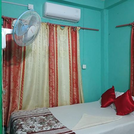 Tiger Corner Inn Homestay Sauraha Luaran gambar