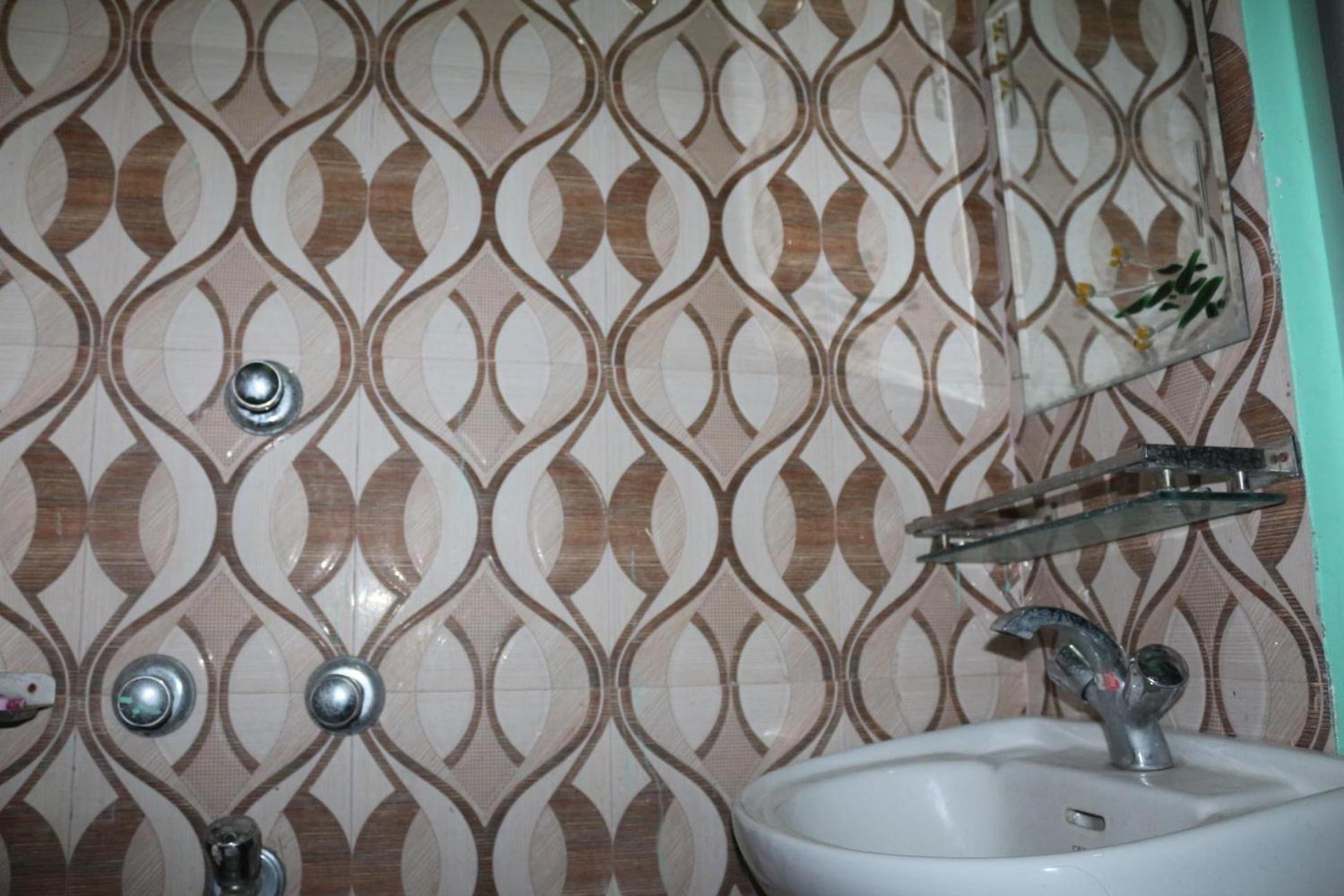 Tiger Corner Inn Homestay Sauraha Bilik gambar