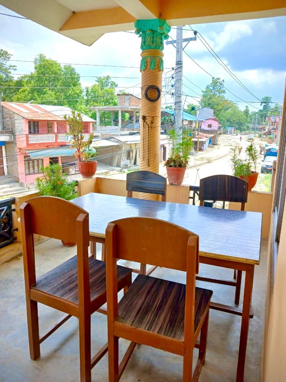 Tiger Corner Inn Homestay Sauraha Luaran gambar
