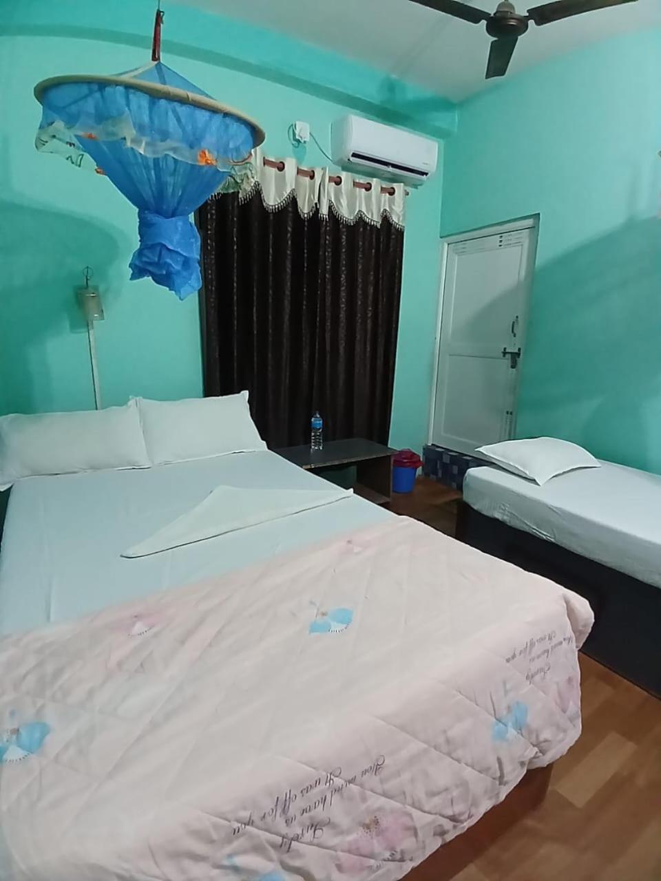 Tiger Corner Inn Homestay Sauraha Luaran gambar