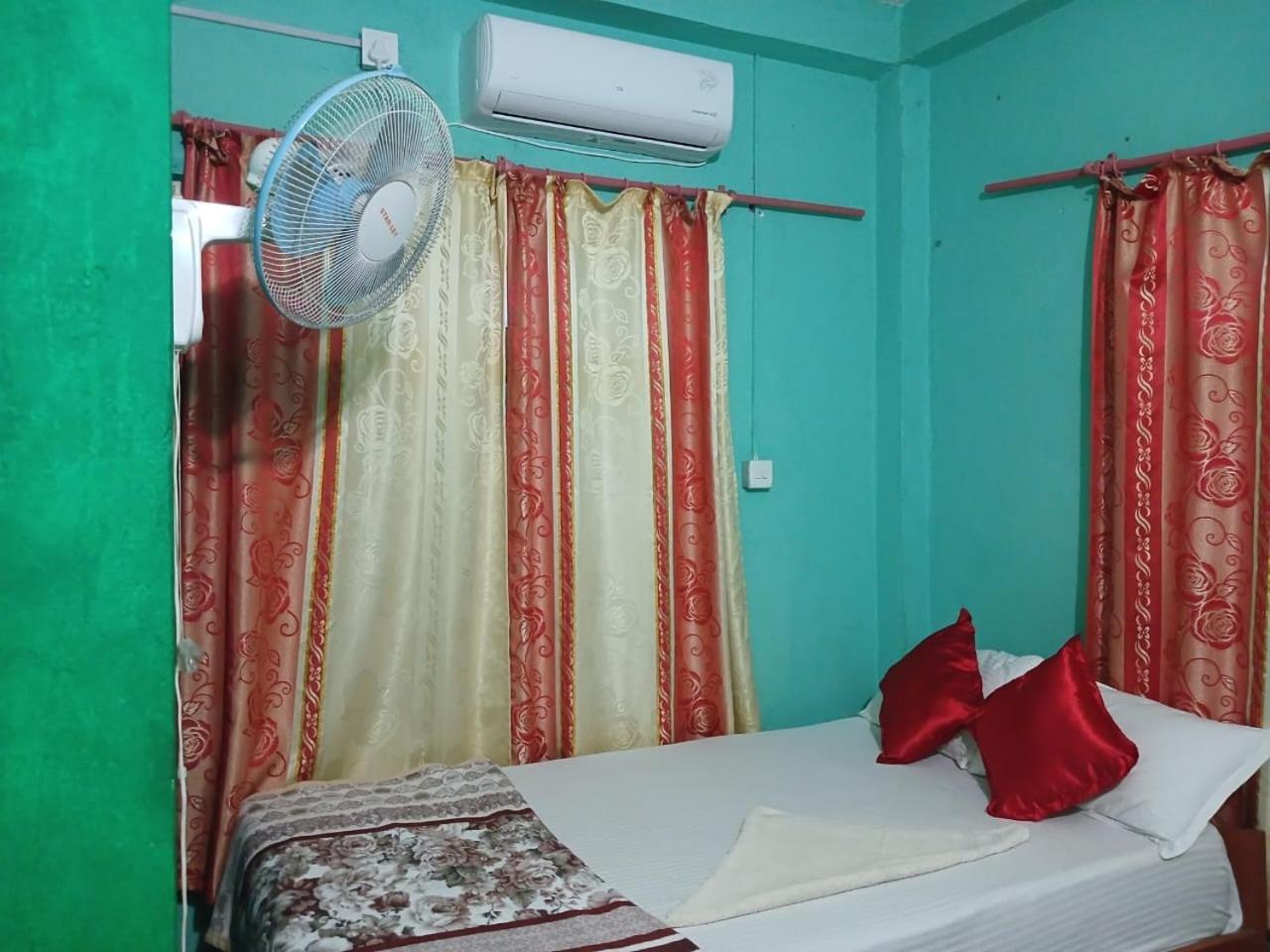 Tiger Corner Inn Homestay Sauraha Luaran gambar